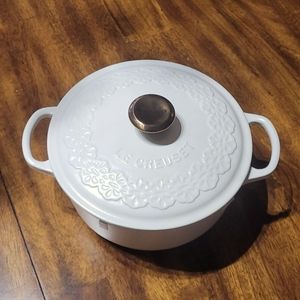 Le Creuset Lace Relief 7.8 inch cocette rondo